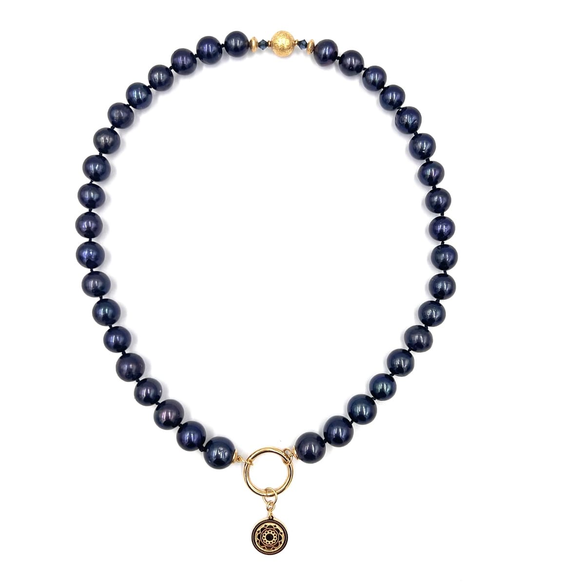 Naszyjnik z pereł od Ewa Mrochen Jewellery, elegancki i klasyczny, z delikatnym wzorem pereł na tle białego tła