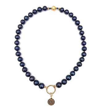 Naszyjnik z pereł od Ewa Mrochen Jewellery, elegancki i klasyczny, z delikatnym wzorem pereł na tle białego tła