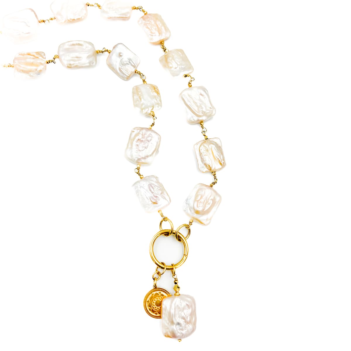 Naszyjnik z pereł od Ewa Mrochen Jewellery, elegancki i delikatny, idealny na wyjątkowe okazje, na jasnym tle.