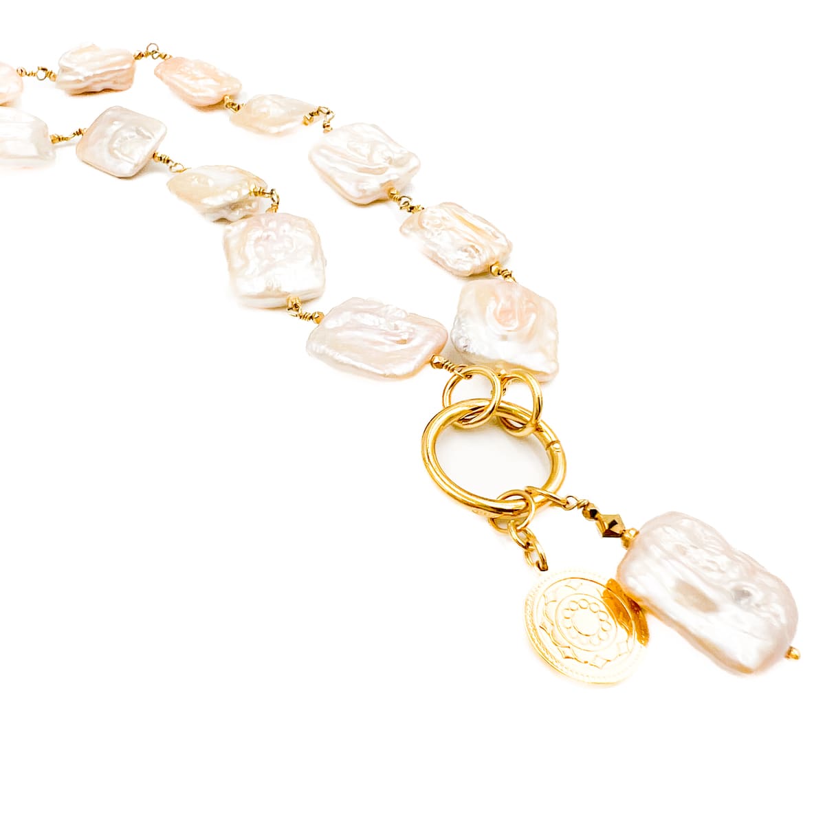 Naszyjnik z pereł od Ewa Mrochen Jewellery, elegancki i delikatny, ozdobiony naturalnymi perłami, idealny na wyjątkowe okazje.