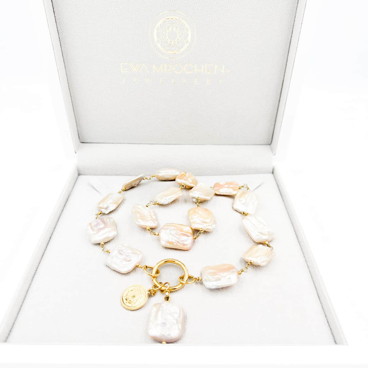 Naszyjnik z pereł marki Ewa Mrochen Jewellery, delikatny i elegancki, z białymi perłami na srebrnym łańcuszku.