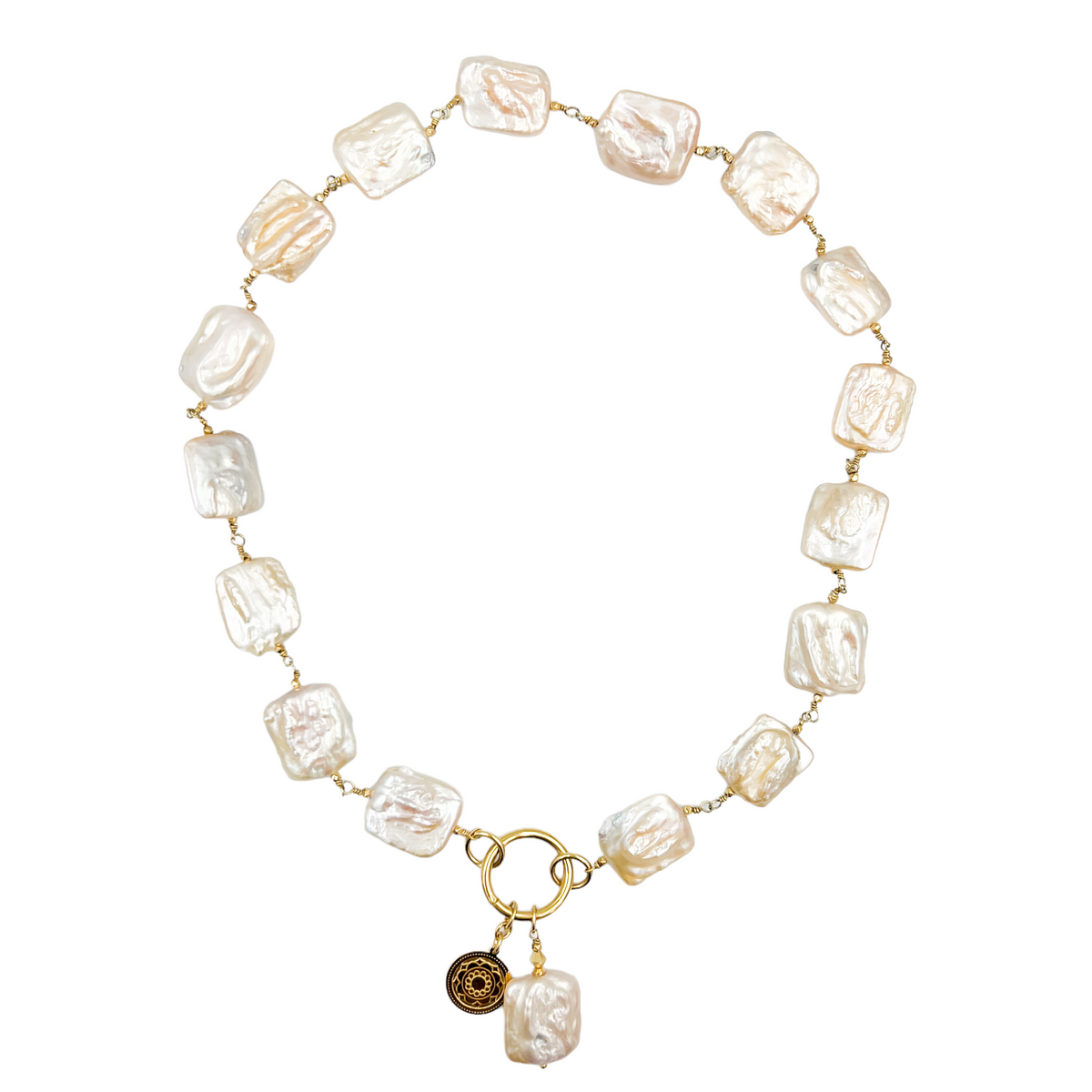 Naszyjnik z pereł marki Ewa Mrochen Jewellery, elegancki i delikatny, widoczny na białym tle.