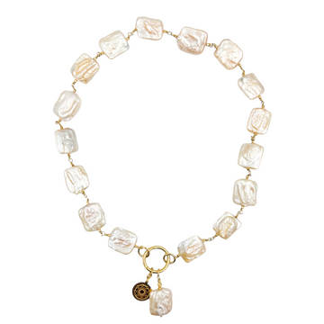 Naszyjnik z pereł marki Ewa Mrochen Jewellery, elegancki i delikatny, widoczny na białym tle.