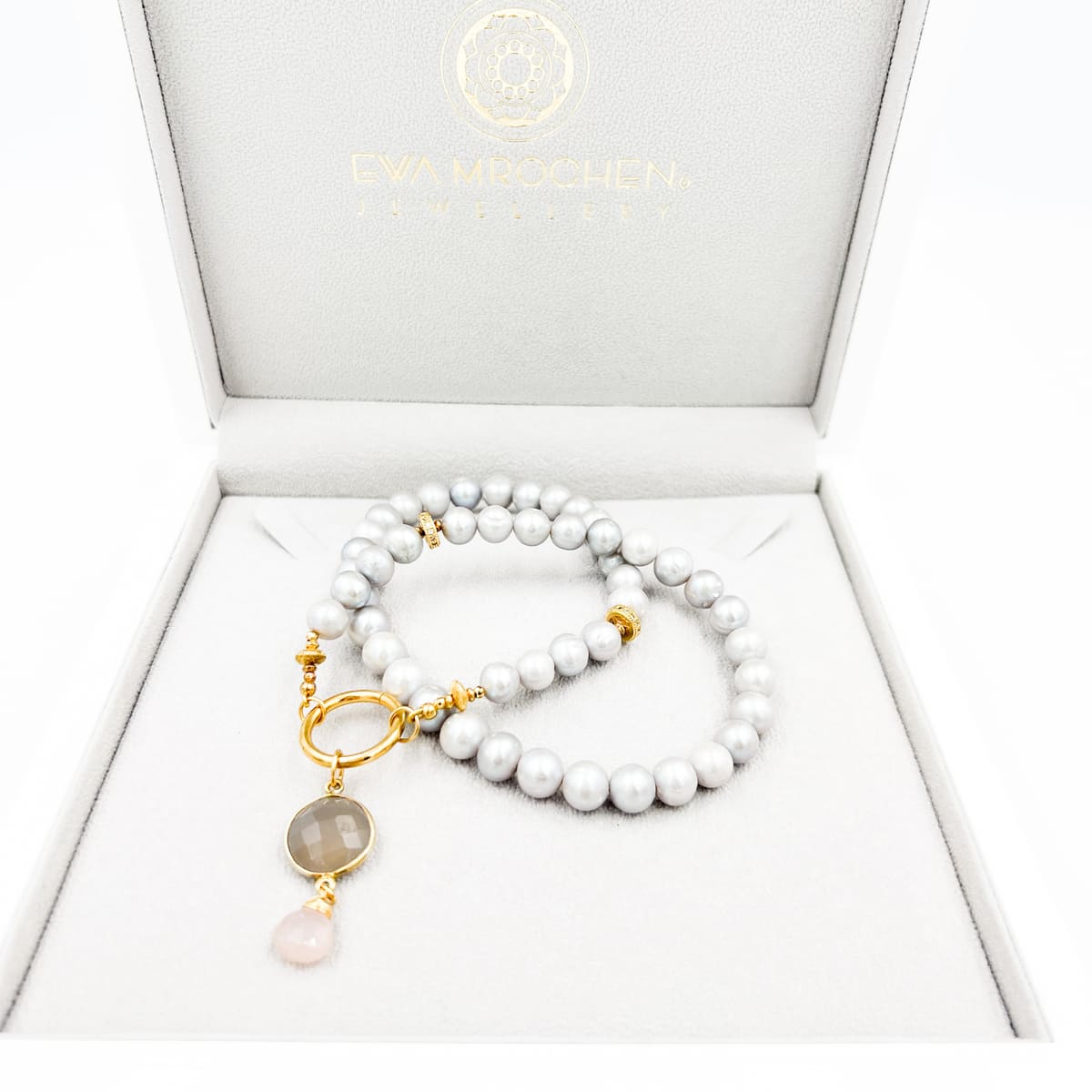 Srebrzysty naszyjnik z pereł Ambasadorka piękna od Ewa Mrochen Jewellery na tle neutralnym.