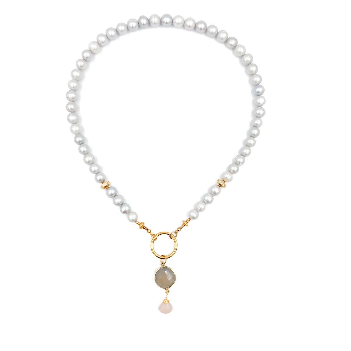 Srebrzysty naszyjnik z perełami od Ewa Mrochen Jewellery, elegancki dodatek do stylizacji.