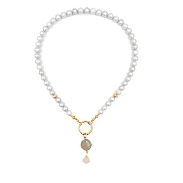 Srebrzysty naszyjnik z perełami od Ewa Mrochen Jewellery, elegancki dodatek do stylizacji.