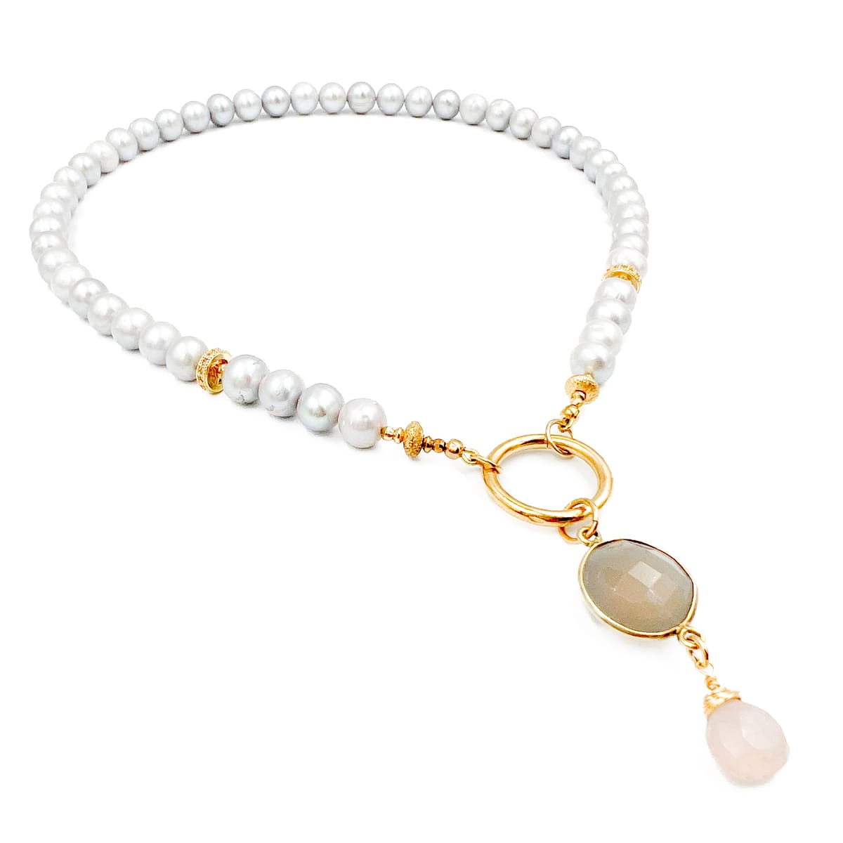 Srebrzysty naszyjnik z pereł Ambasadorka piękna od Ewa Mrochen Jewellery na zdjęciu.