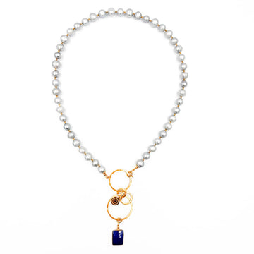 Srebrzysty naszyjnik z perłami marki Ewa Mrochen Jewellery na białym tle, elegancki i subtelny dodatek do stroju.