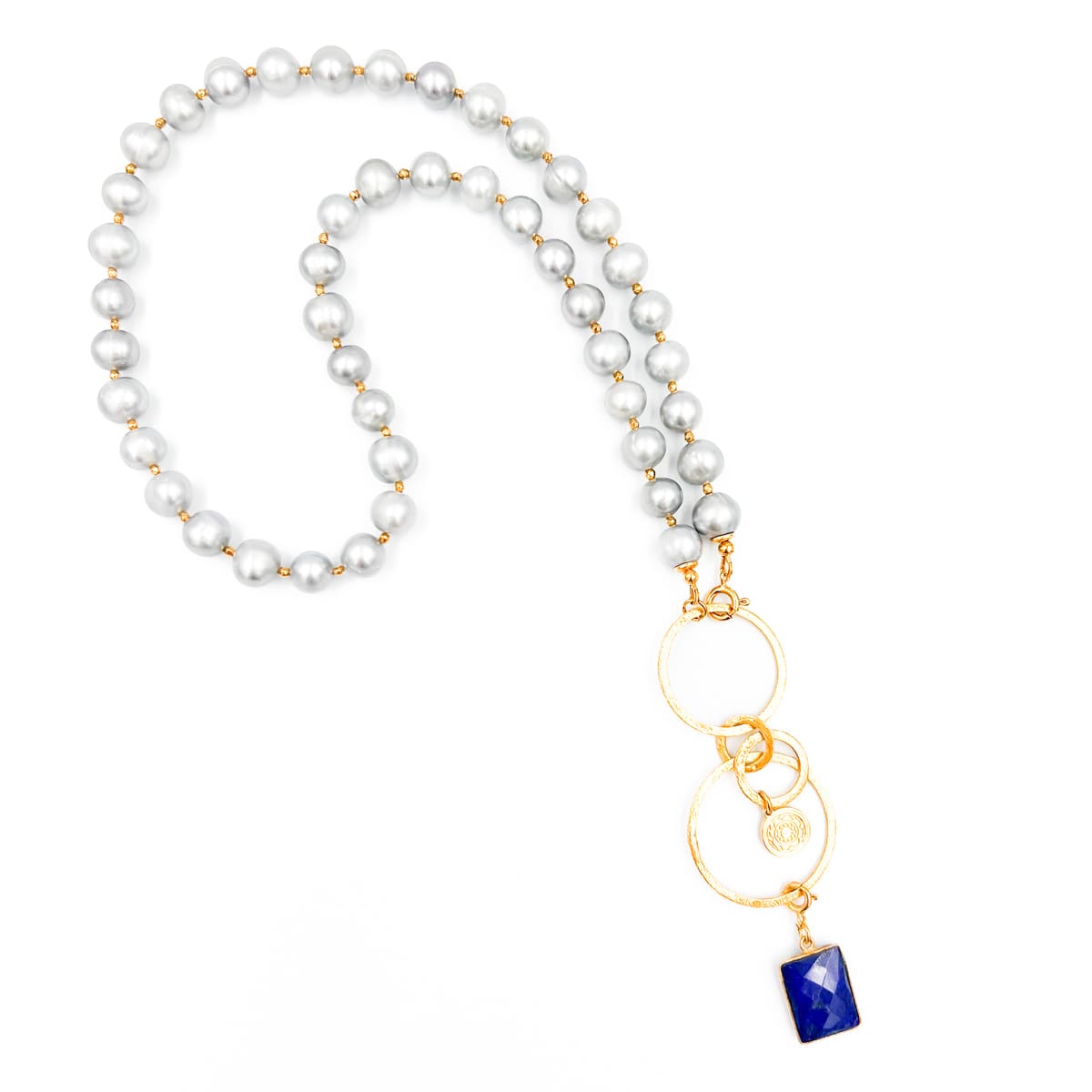 Srebrzysty naszyjnik z perłą od Ewa Mrochen Jewellery, elegancki i delikatny dodatek do stylizacji.