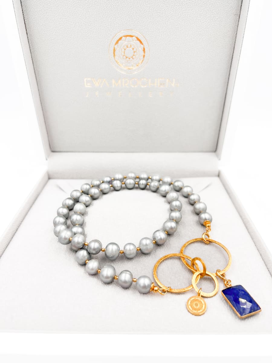 Naszyjnik ze srebrzystą perłą marki Ewa Mrochen Jewellery, delikatny i elegancki, idealny na wyjątkowe okazje.
