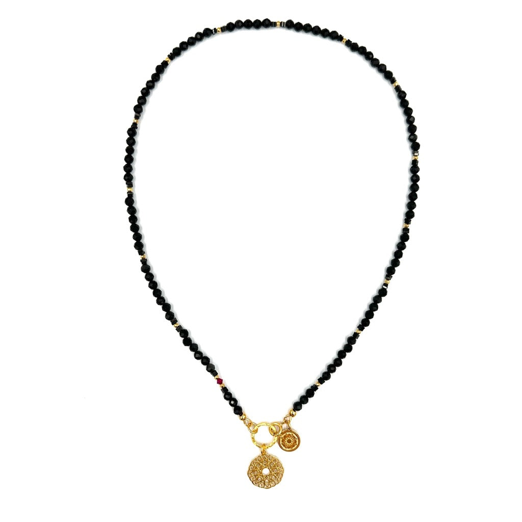 Naszyjnik z obsydianu od Ewa Mrochen Jewellery, elegancki biżuteria, naturalny kamień, ozdobny naszyjnik na co dzień.