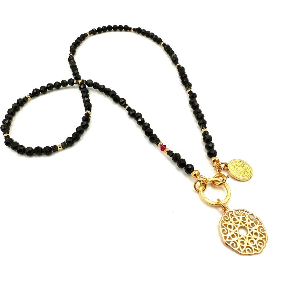 Naszyjnik z obsydianu "Blask Wrażliwości" od Ewa Mrochen Jewellery, elegancki biżuteria z czarnym kamieniem.
