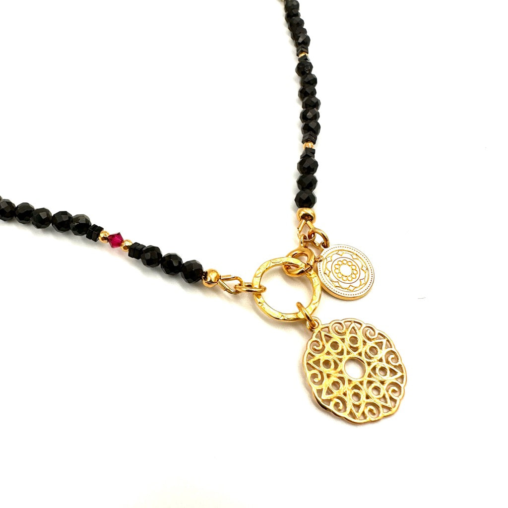 Naszyjnik Obsydian od Ewa Mrochen Jewellery z blaskiem i wrażliwością, ozdobiony ciemnym kamieniem obsydianu.