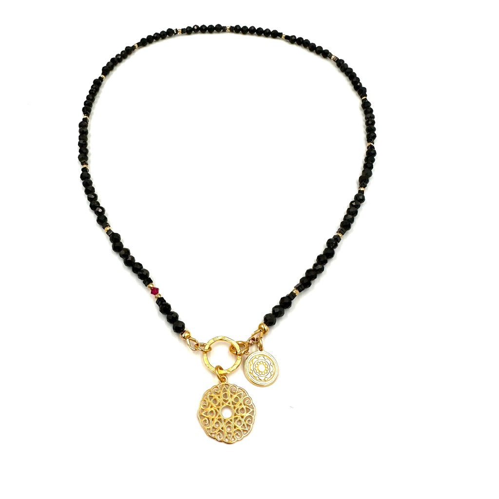 Naszyjnik z obsydianem Ewa Mrochen Jewellery, delikatny i elegancki, z czarnym kamieniem obsydianu na srebrnym łańcuszku.