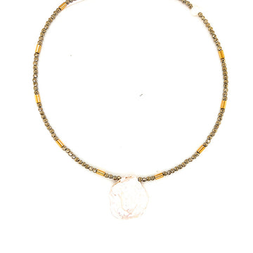 Perła Naszyjnik My Beauty od Ewa Mrochen Jewellery, delikatny srebrny naszyjnik z perłami na eleganckiej lince.