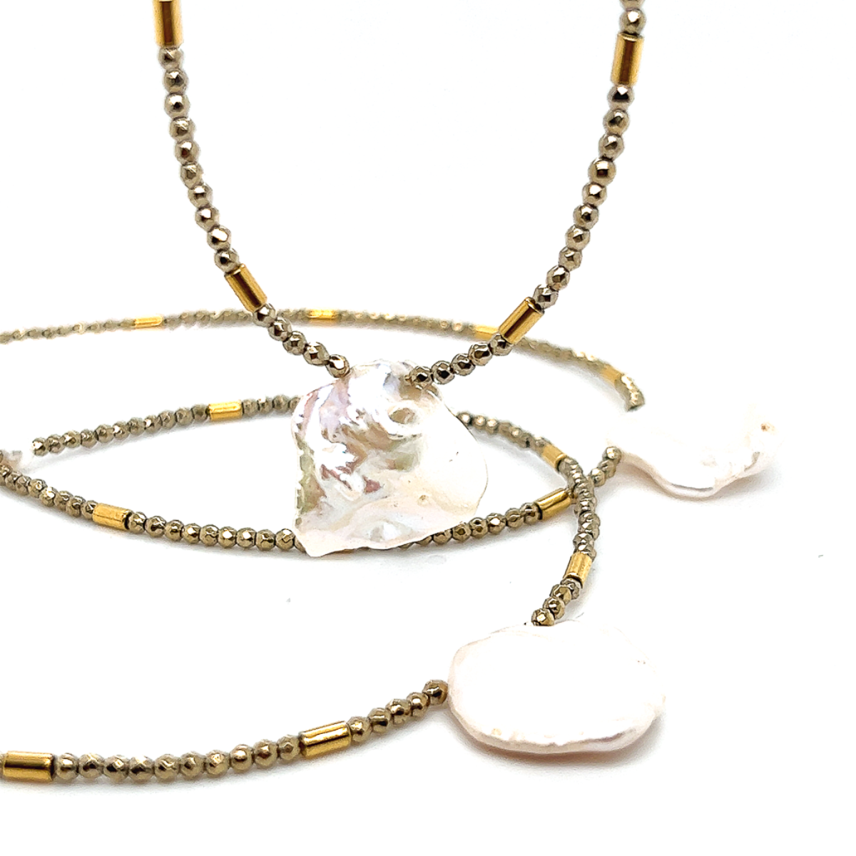 Naszyjnik z perłą Perła My Beauty od Ewa Mrochen Jewellery, delikatny i elegancki, z perłowym zawieszeniem na srebrnym łańcuszku