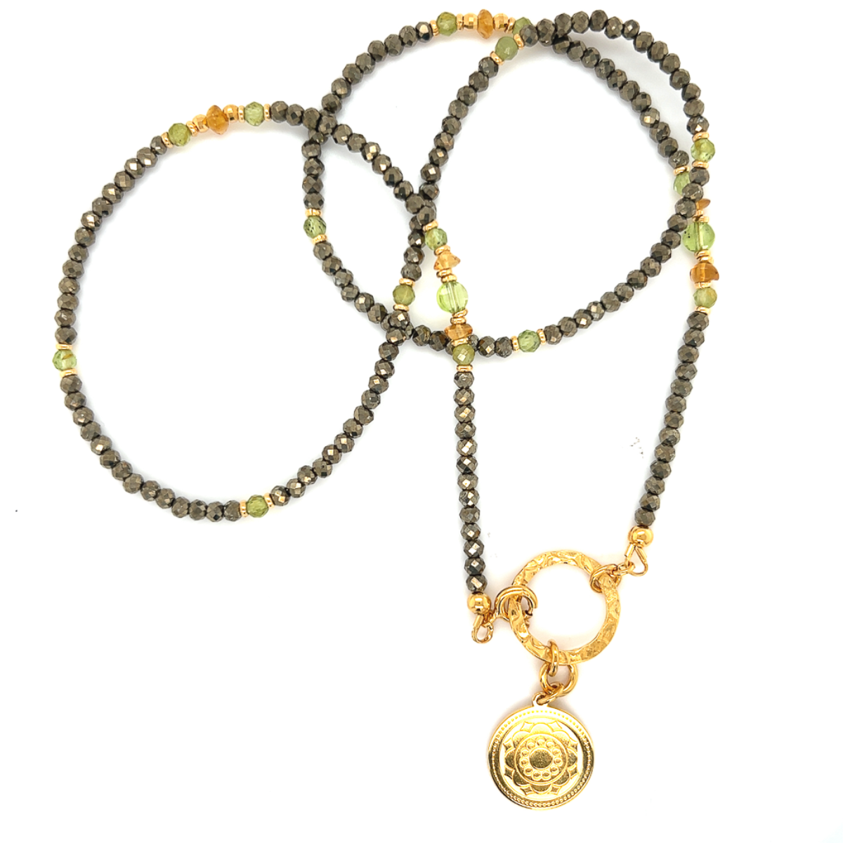 Naszyjnik z pirytów i cytrynu od Ewa Mrochen Jewellery, biżuteria na bogactwo i obfitość, na tle jasnego tła.