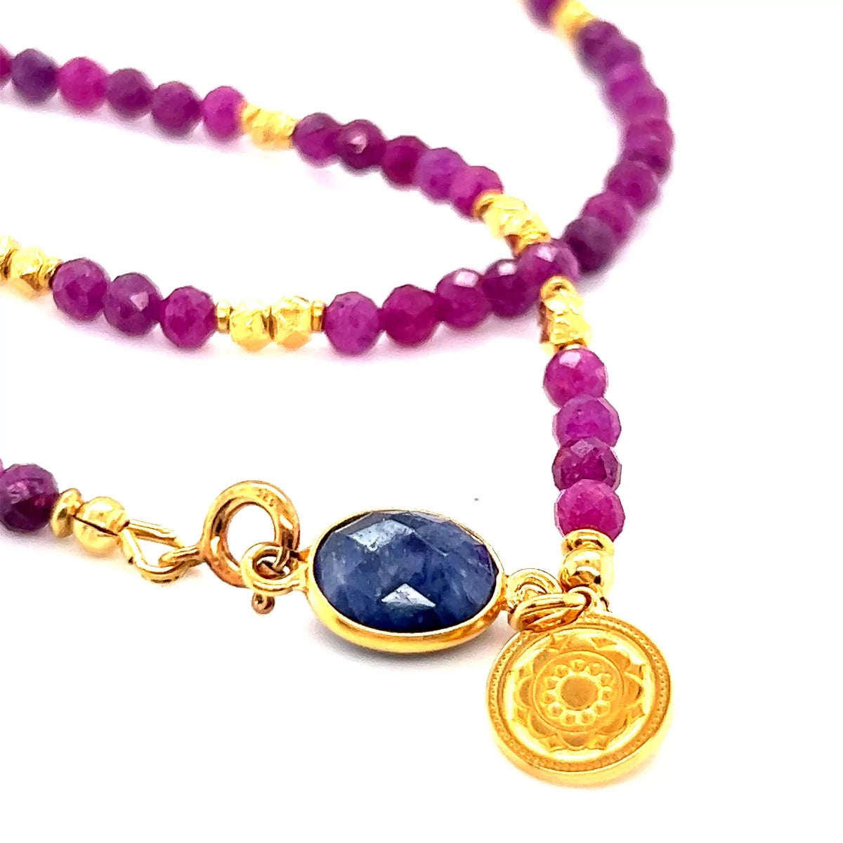 Naszyjnik Rubin Klejnot Witalności od Ewa Mrochen Jewellery, złoty z dużym czerwonym kamieniem i delikatnym łańcuszkiem