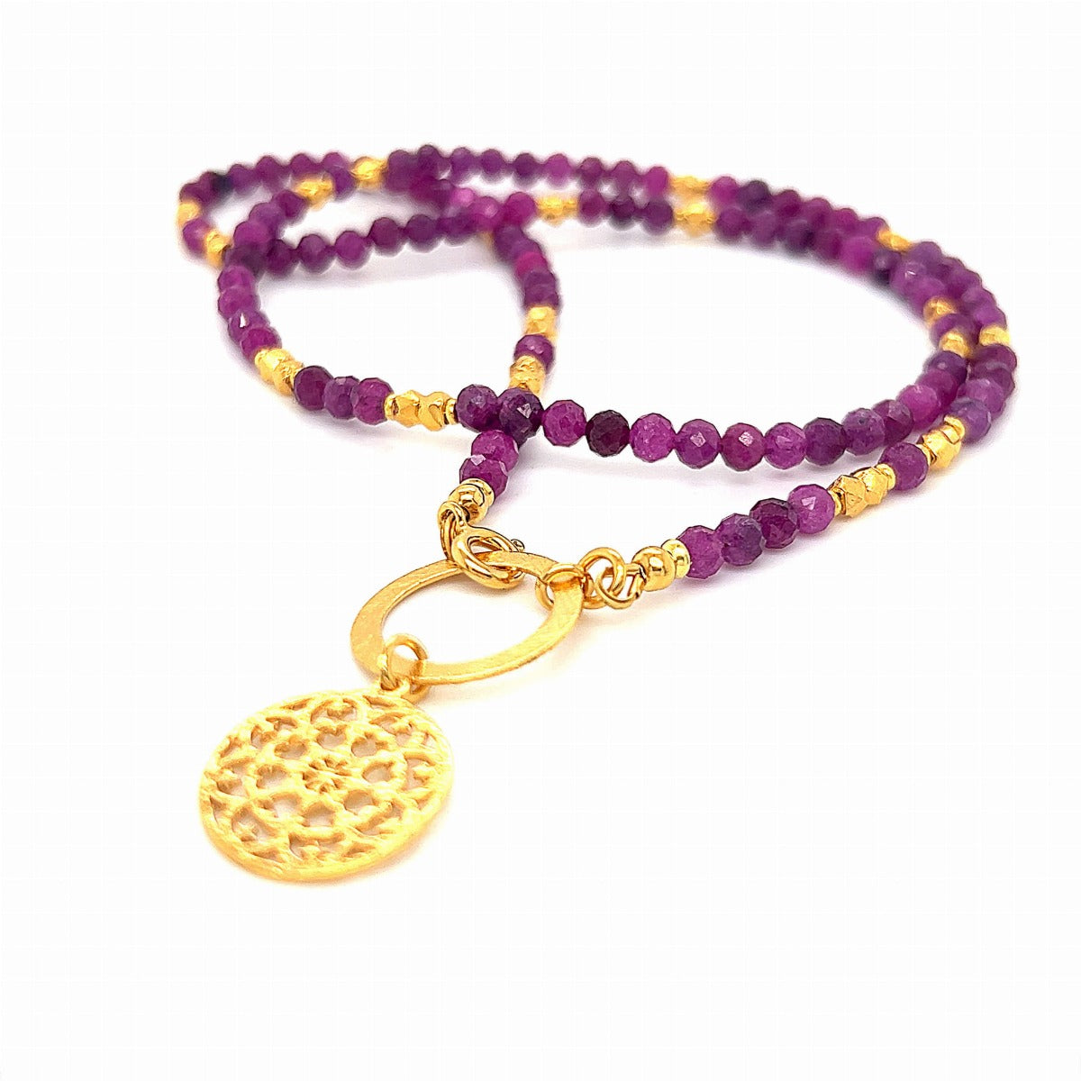 Naszyjnik Rubin z kolekcji Magiczne momenty od Ewa Mrochen Jewellery, złoty z czerwonym kamieniem w centrum.