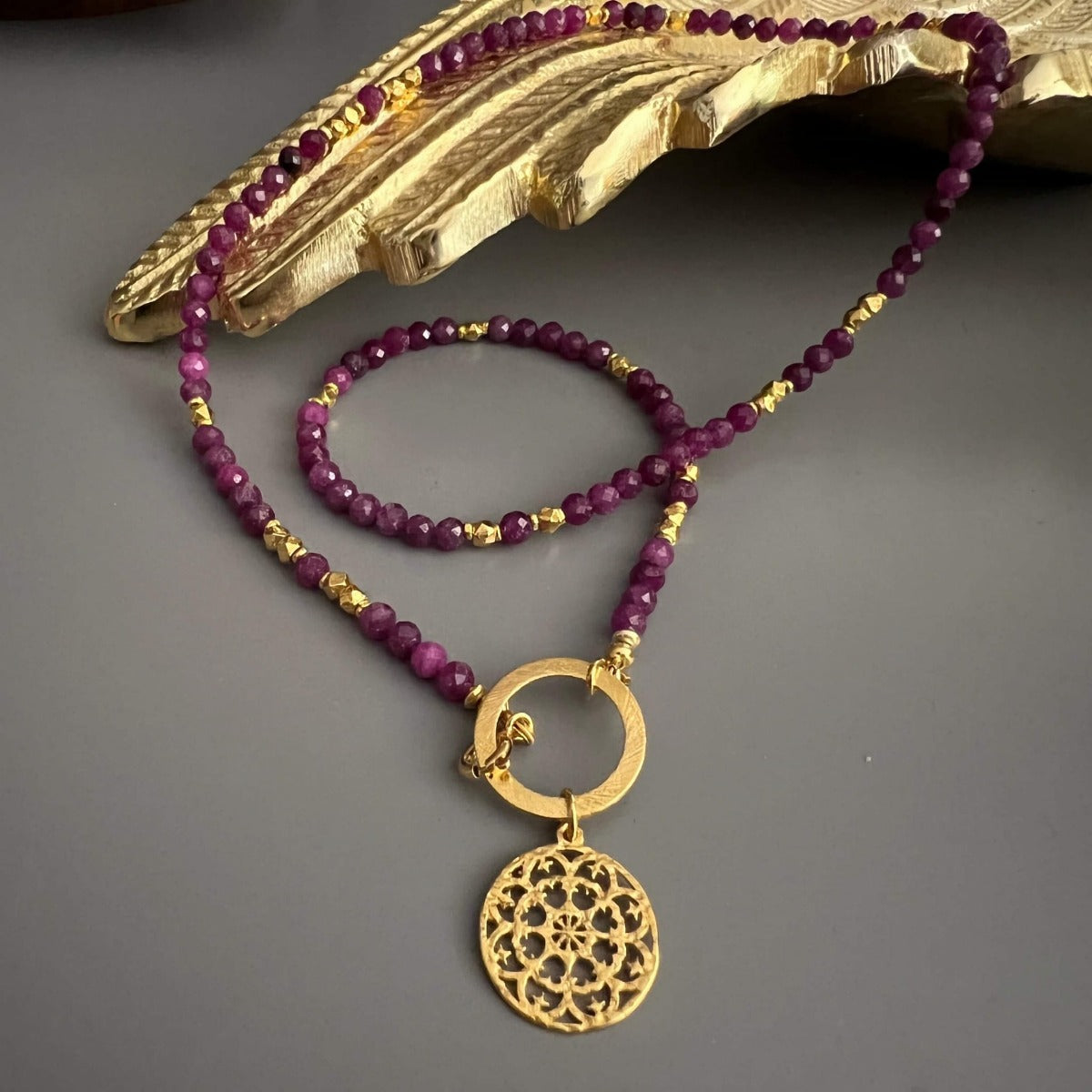 Naszyjnik Rubin z kolekcji Magiczne momenty od Ewa Mrochen Jewellery, elegancki biżuteryjny dodatek na szyję