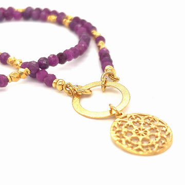 Naszyjnik Rubin Magiczne momenty od Ewa Mrochen Jewellery, srebrny z czerwonym kamieniem, elegancki i ozdobny na szyję.