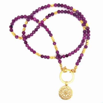 Srebrny naszyjnik Rubin Magiczne momenty od Ewa Mrochen Jewellery z zawieszką i delikatnym łańcuszkiem na białym tle