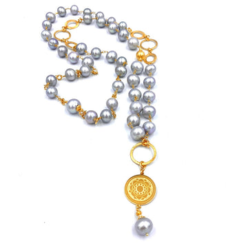 Srebrzysta perła na eleganckim naszyjniku Ewa Mrochen Jewellery, wyższy poziom stylu i subtelnej elegancji.