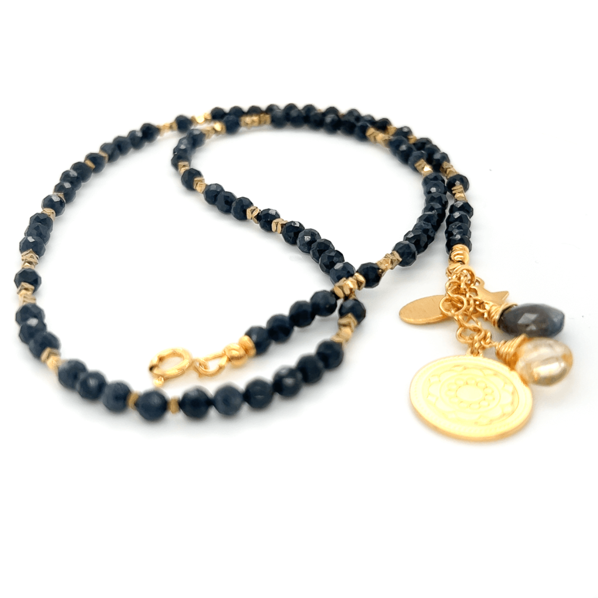 Szafirowy naszyjnik Klejnot Wybaczenia od Ewa Mrochen Jewellery, elegancki srebrny naszyjnik z niebieskim szafirem.