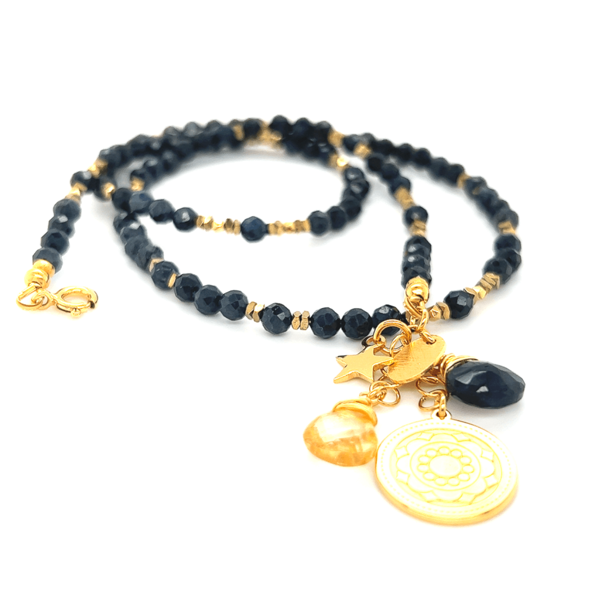 Srebrny naszyjnik z szafirem od Ewa Mrochen Jewellery, ozdobiony eleganckim kamieniem szafir w stylowym designie.