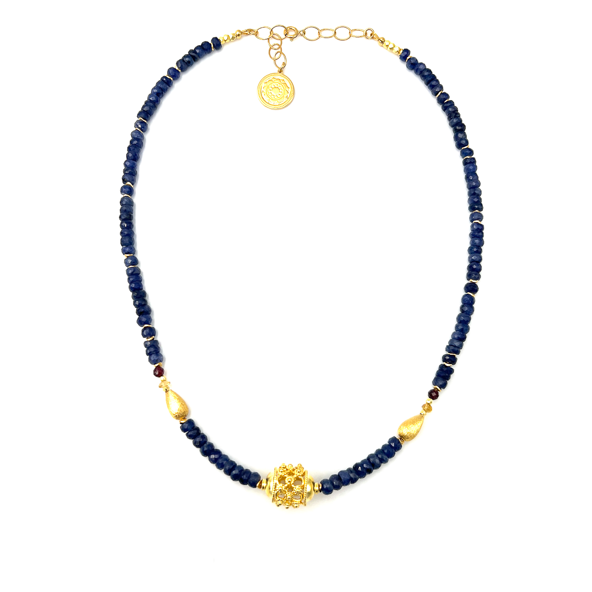 Srebrny naszyjnik Szafir Królowa Spokoju od Ewa Mrochen Jewellery z niebieskim szafirem i delikatnym wzorem.