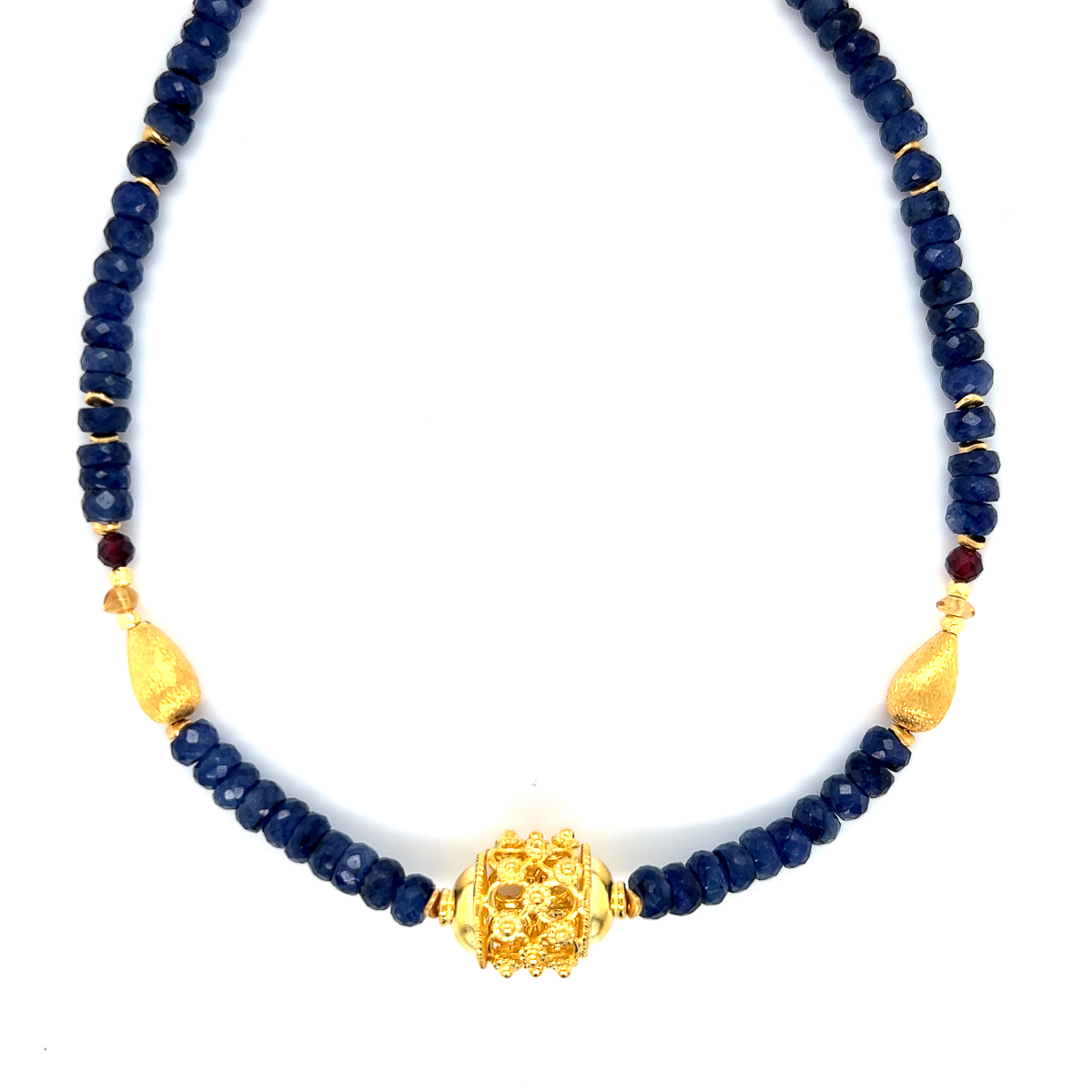 Naszyjnik Szafir Królowa Spokoju od Ewa Mrochen Jewellery z niebieskim kamieniem i delikatnym srebrnym łańcuszkiem.