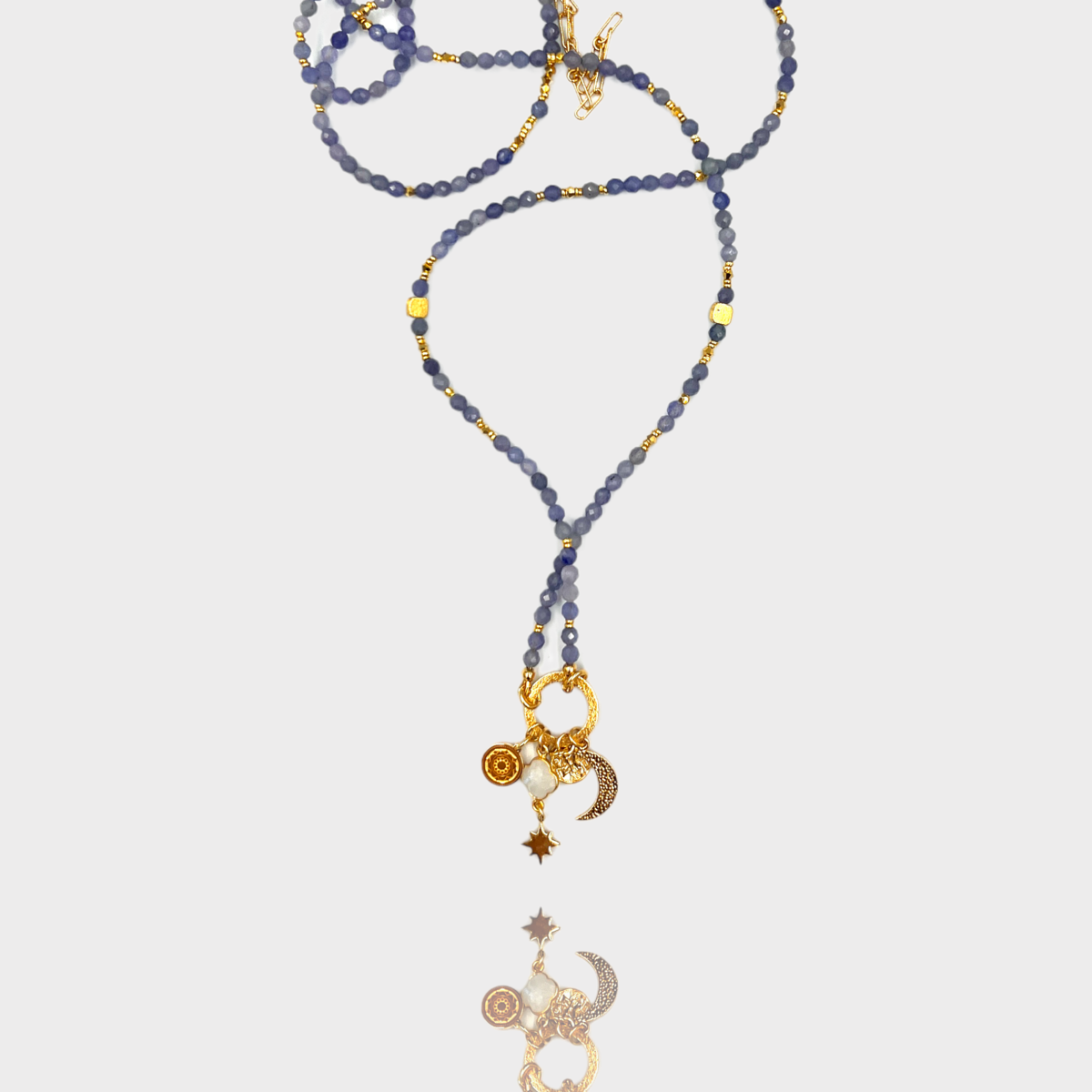 Długi naszyjnik z tanzanitem od Ewa Mrochen Jewellery, naszyjnik z kamieniem ozdobnym i eleganckim designem.
