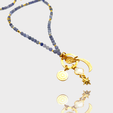 Długi naszyjnik Tanzanit od Ewa Mrochen Jewellery z kamieniami ozdobnymi na eleganckim łańcuszku, naturalne kolory i wykończenie.