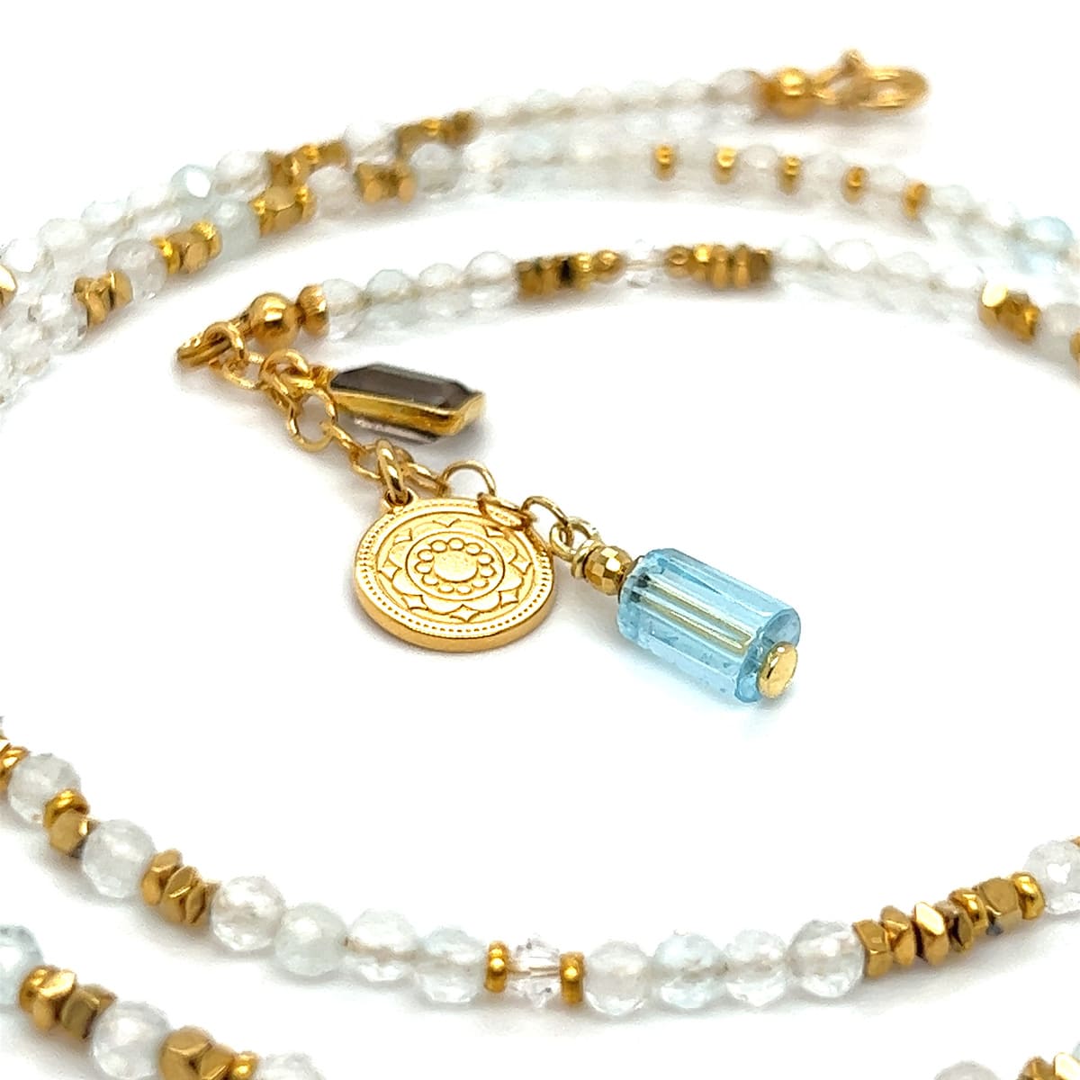 Naszyjnik Topaz Błękitny Shine Bright od Ewa Mrochen Jewellery, z błękitnym kamieniem i delikatnym łańcuszkiem.