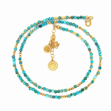 Srebrny naszyjnik z turkusem i klejnotem pomyślności od Ewa Mrochen Jewellery na tle jasnego tła