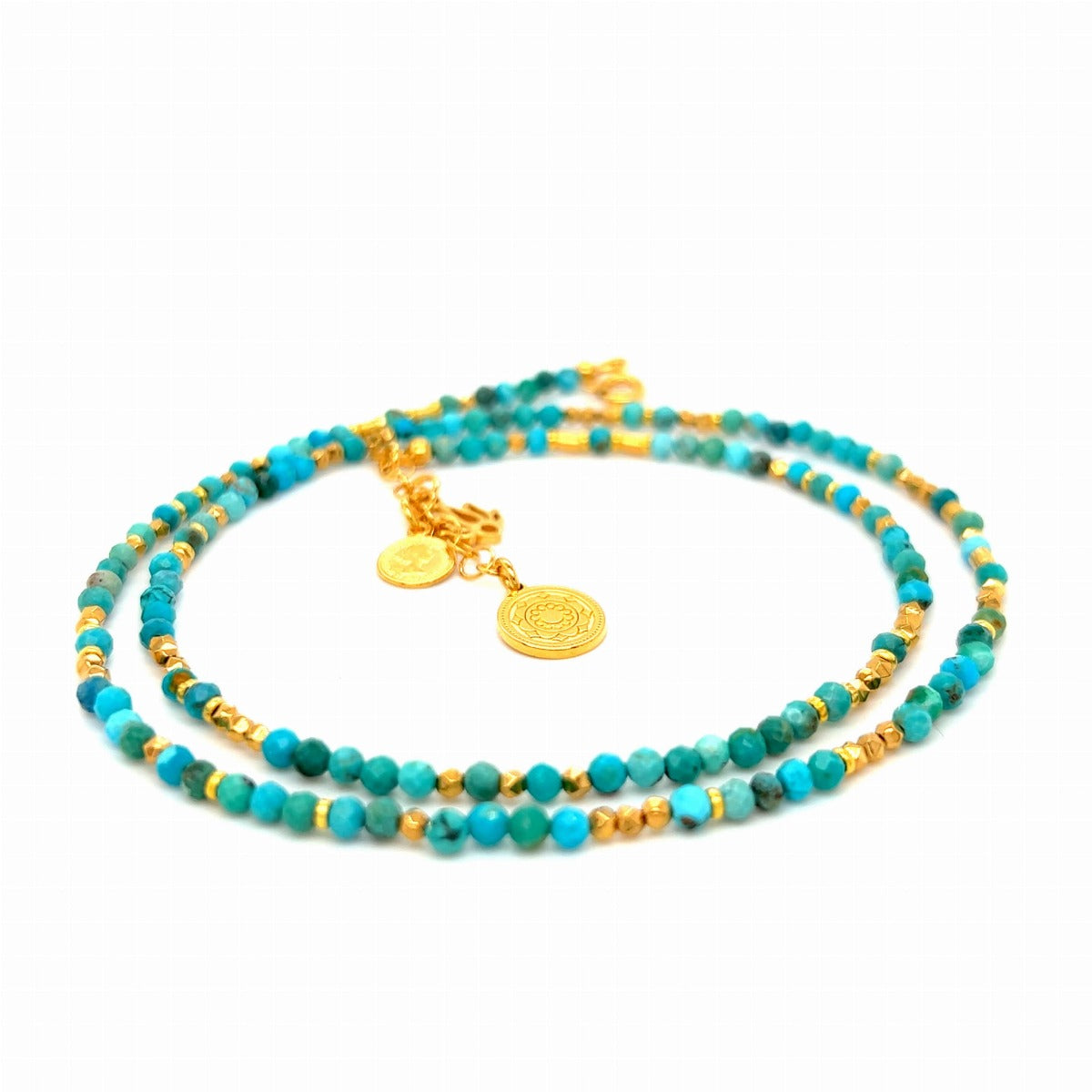 Naszyjnik Turkus z klejnotem pomyślności od Ewa Mrochen Jewellery, delikatny i elegancki, widoczny na zdjęciu.