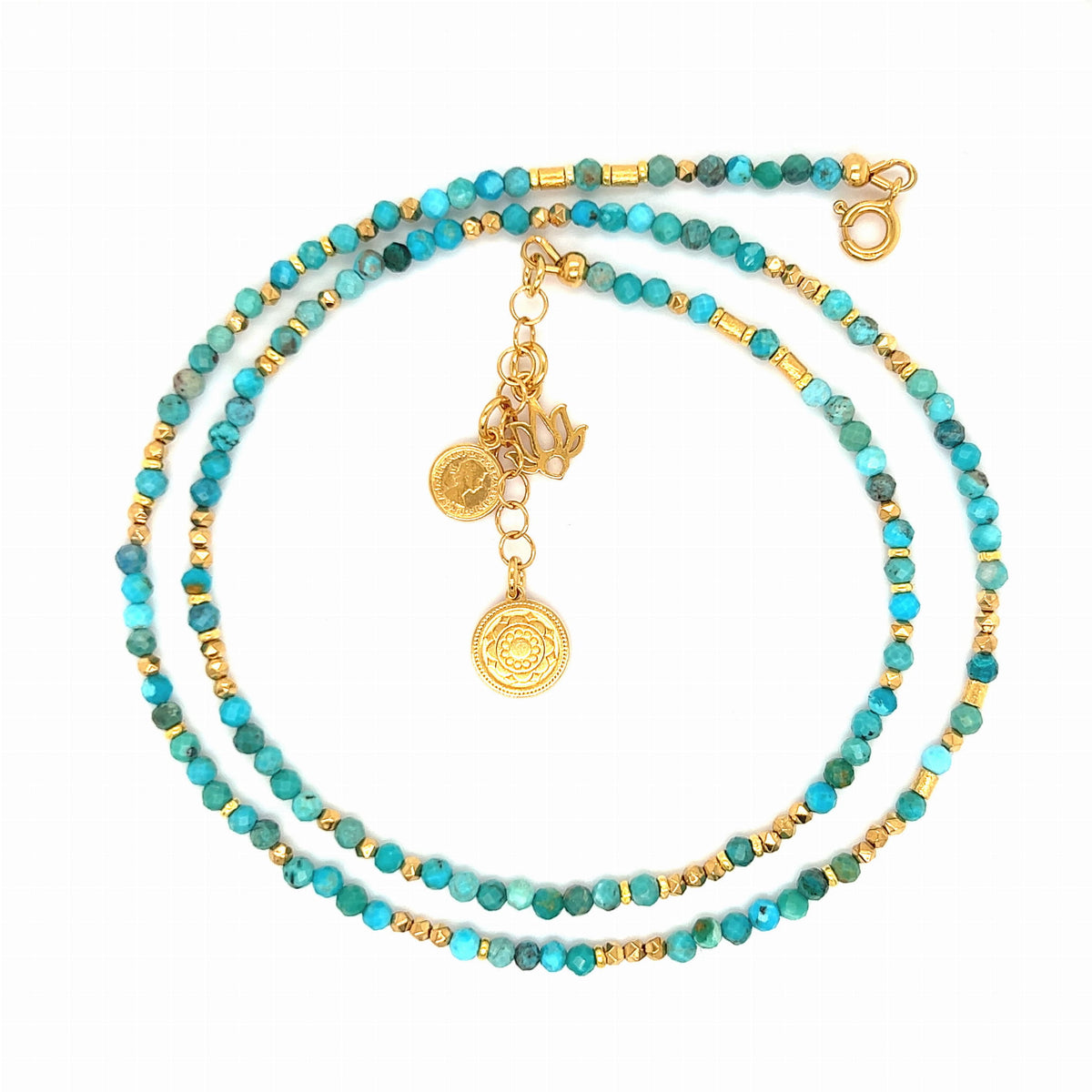 Naszyjnik z turkusem i klejnotem pomyślności od Ewa Mrochen Jewellery na tle białego tła.