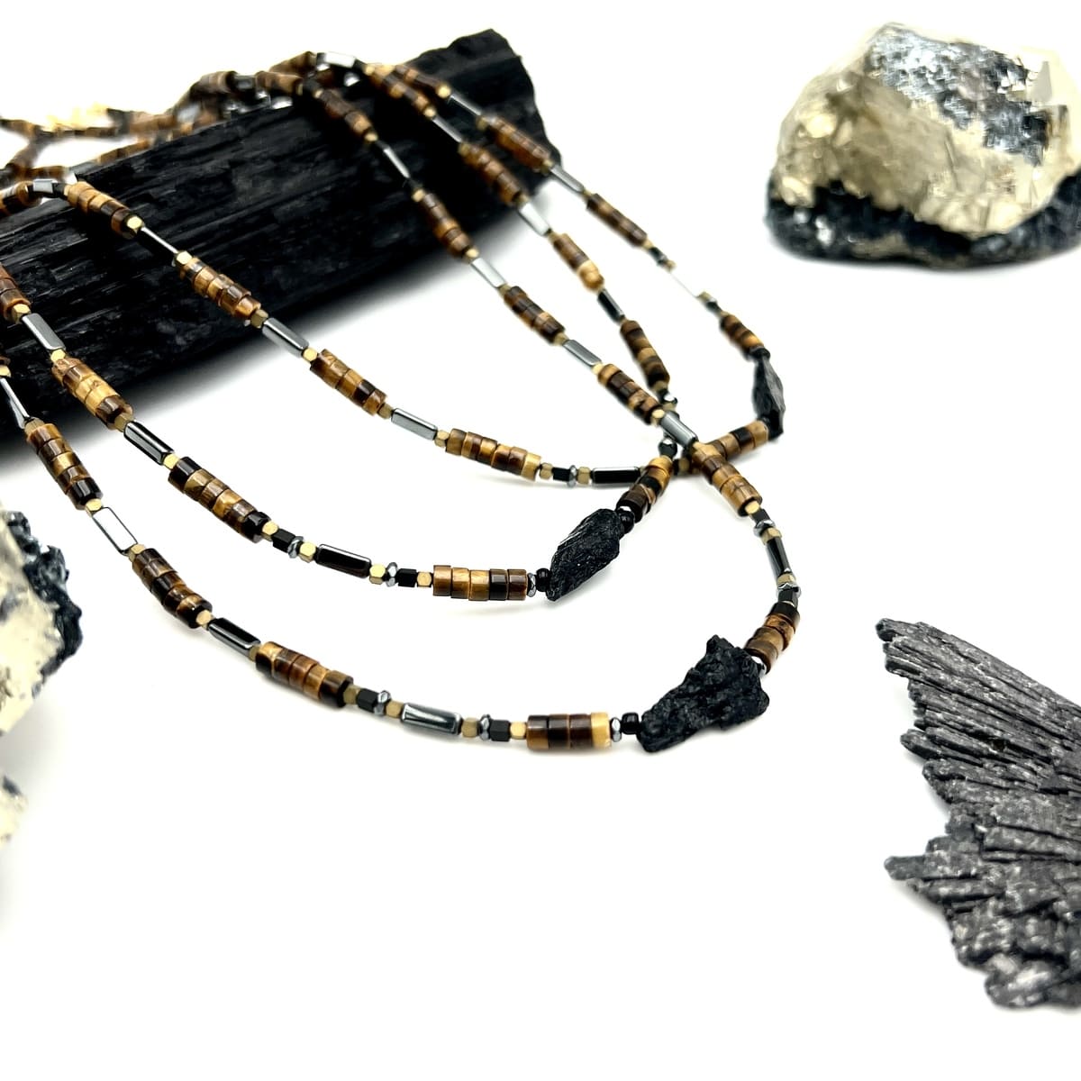 Naszyjnik z tygrysim okiem i klejnotem przywódcy od Ewa Mrochen Jewellery, elegancki biżuteria dla kobiet.