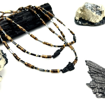 Naszyjnik z tygrysim okiem Klejnot Przywódcy od Ewa Mrochen Jewellery, ozdobny kamień w eleganckiej oprawie.