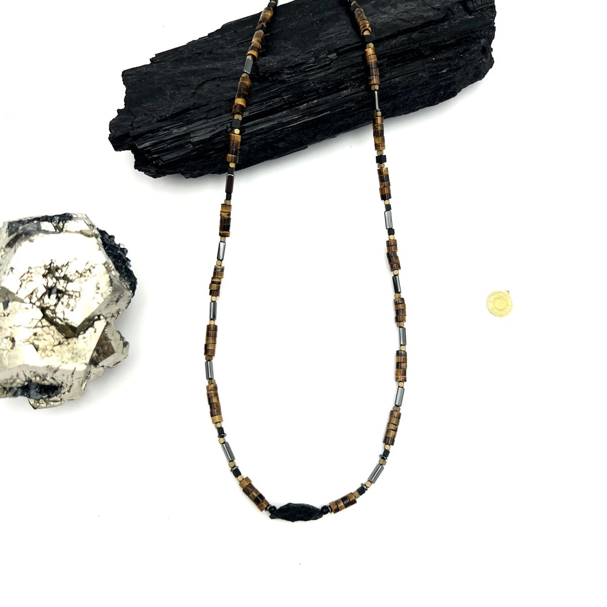 Naszyjnik z tygrysim okiem od Ewa Mrochen Jewellery, elegancki klejnot przywódcy na srebrnym łańcuszku.