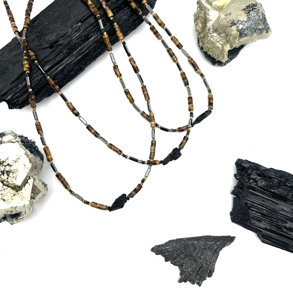 Naszyjnik z tygrysim okiem od Ewa Mrochen Jewellery, ozdobny klejnot dla miłośników biżuterii przywódcy.
