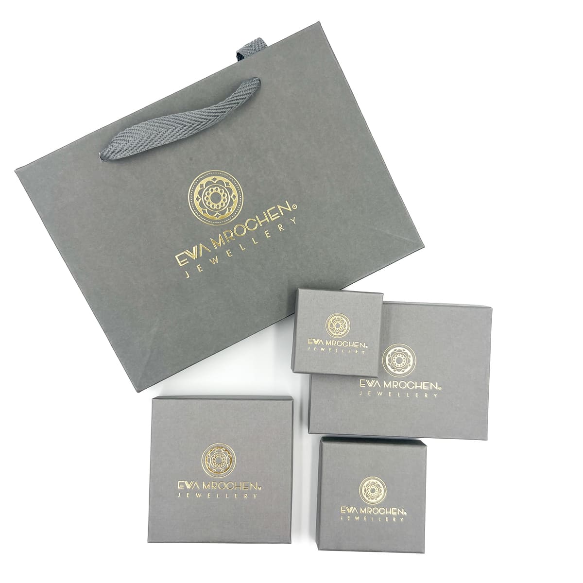Eleganckie opakowanie prezentowe od Ewa Mrochen Jewellery, idealne do zapakowania biżuterii na prezent