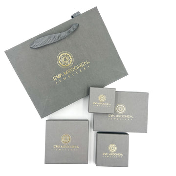 Eleganckie opakowanie prezentowe od Ewa Mrochen Jewellery, idealne do zapakowania biżuterii na prezent