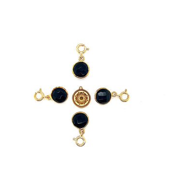 Czarna zawieszka z turmalinem Ewa Mrochen Jewellery, moc ochrony, elegancki design na łańcuszku, naturalny kamień w centralnej części