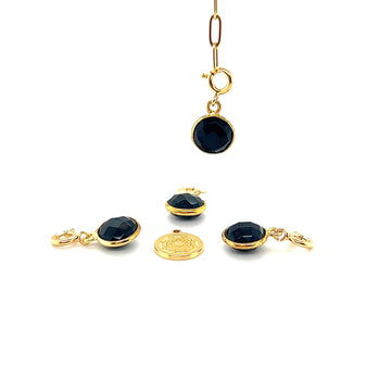 Czarna zawieszka z turmalinem od Ewa Mrochen Jewellery, symbol mocnej ochrony, widoczna na zdjęciu.