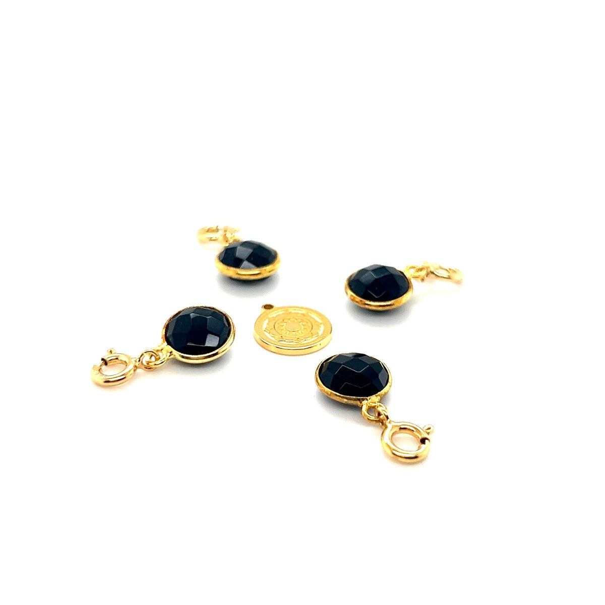 Czarna zawieszka z turmalinem od Ewa Mrochen Jewellery, symbol ochrony i energii, na delikatnym łańcuszku.
