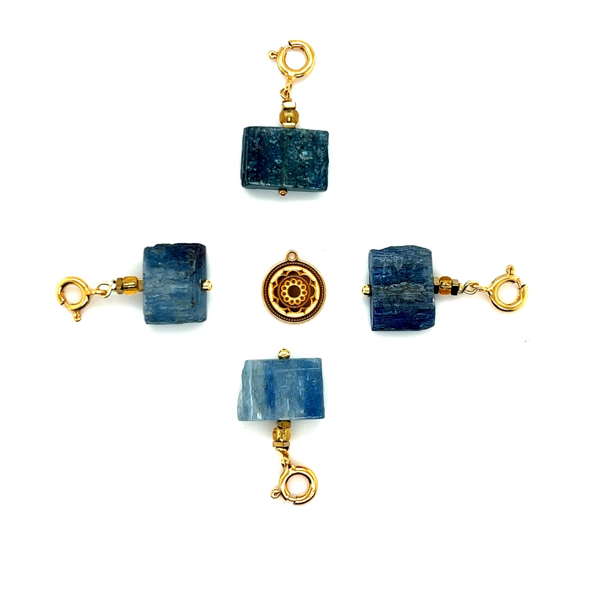 Srebrna zawieszka Kyanit od Ewa Mrochen Jewellery z kamieniem Kyanit, ozdobiona delikatnym szlifem i zawieszką na łańcuszku.