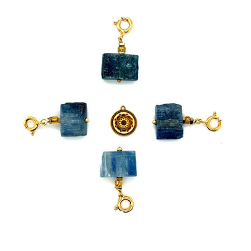 Srebrna zawieszka Kyanit od Ewa Mrochen Jewellery z kamieniem Kyanit, ozdobiona delikatnym szlifem i zawieszką na łańcuszku.