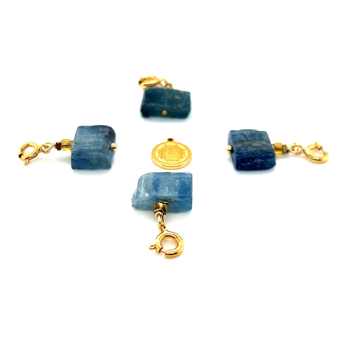 Zawieszka z kyanitem Ewa Mrochen Jewellery, elegancka biżuteria z niebieskim kamieniem naturalnym, symbol szczęścia i spokoju.