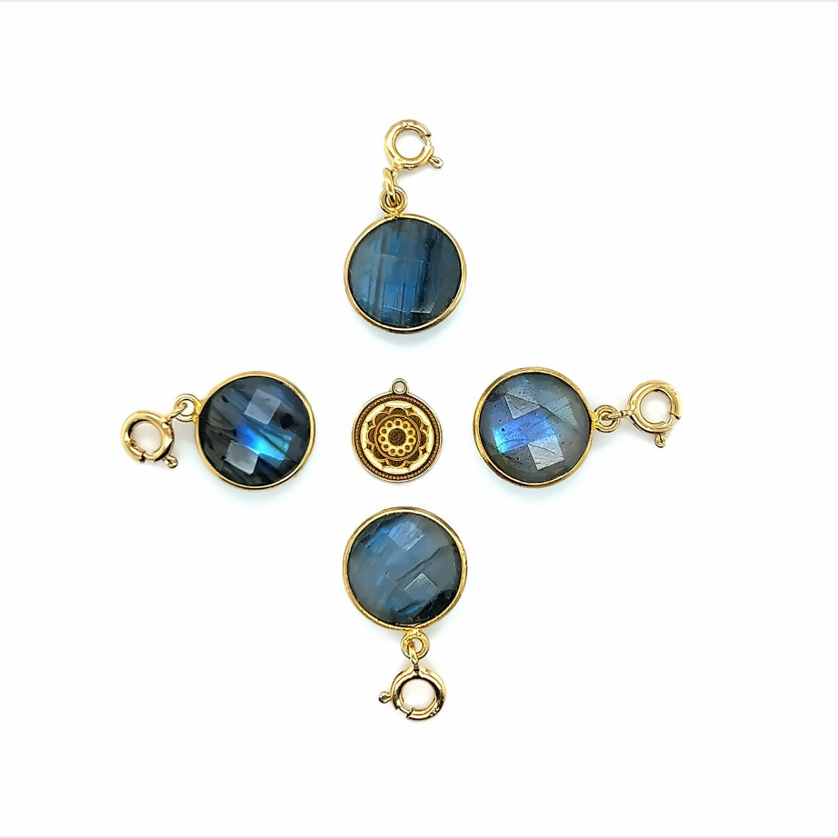 Zawieszka z labradorytem od Ewa Mrochen Jewellery, klejnot kreatywności, na delikatnym łańcuszku.